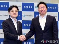 [포토]김정관 장관, 대한상의 방문해 최태원 회장과 면담