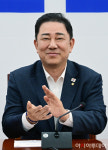 [포토] 박수치는 김병기 원내대표