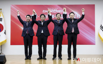 [포토] 손 잡은 안철수·김문수·조경태·장동혁