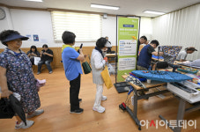[포토] 관악구 찾아가는 칼갈이·우산수리센터 찾은 주민들