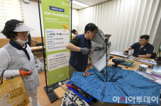 [포토] 관악구, 주민 위해 찾아가는 칼갈이·우산수리센터 운영