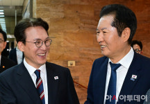 [포토] 밝게 웃으며 대화하는 김민석 총리와 정청래 대표