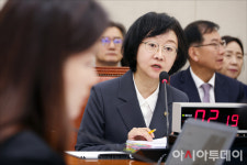 [포토] [2025 국감] 의원 질의에 답하는 오유경 식약처장