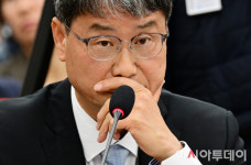 [포토][2025 국감] 굳은 표정 짓는 반상권 방미통위 위원장 직무대리