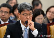 [포토][2025 국감] 생각에 잠긴 반상권 방미통위 위원장 직무대리