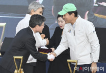 [포토] 서소문빌딩 재개발사업 착공식 악수 나누는 오세훈 시장-김길성 중구청장