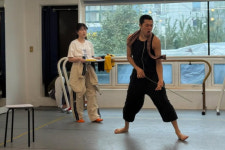 ‘달이 두 개 뜨는 밤’, 돼지농장 마을에서 드러나는 생존의 감각