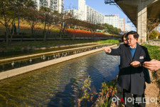 [포토] 성산천 둘러보는 박강수 마포구청장