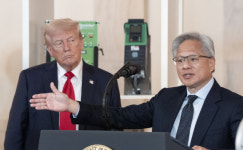 트럼프, 젠슨 황과 면담…AI 반도체 수출 규제 놓고 의견 교환