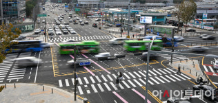 [포토] 고속터미널사거리 횡단보도 건너는 시민들