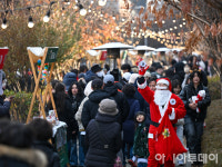 [포토] 노원구 경춘선 공릉숲길에 나타난 크리스마스 산타