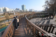 [포토] 구로구 도림천 벚꽃길 전망대 찾은 시민들