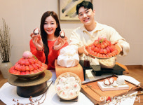 뽁신세계백화점 | [포토]제철 딸기 담은 찹쌀떡과 빙수, 신세계백화점 한정 판매