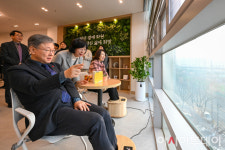 [포토] 서울마음편의점 구로점 둘러보는 장인홍 구로구청장