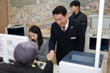 민생지원금 첫날, 영동읍사무소 북적…정영철 군수 체감경기 어려워요