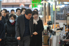 [포토] 공릉동도깨비시장 내 말베르크 전시관 찾은 오승록 노원구청장