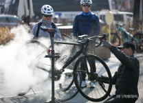 [포토] 서초구, 자전거 친화도시 조성…봄맞이 자전거 정비·스팀 세차 운영
