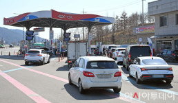 [포토] 석유 최고가격제 시행 첫날…붐비는 주유소