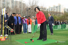 [포토] 이수희 강동구청장, 강동구 최초 실외 파크골프장 개장 시타