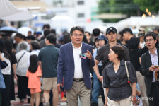 [포토] 경춘선 공릉숲길 커피축제 현장 점검하는 오승록 노원구청장