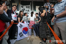 [포토] 잠실 개표소 체육단체 진입…1명 저항에 결국 무산