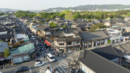 황리단길, 골목상권 넘어 글로벌 관광상권 도전장