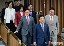 [포토] 원내대책회의 참석하는 정점식 원내대표
