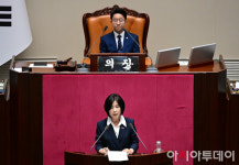 [포토] 김미애 의원 '패스트트랙 단축 국회법 개정안 반대 무제한토론'