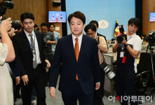 [포토] 당대표 사퇴 기자회견 마친 이준석