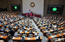 [포토] 이태원 참사 특별법 개정안 국회 본회의 통과