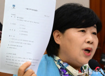 [포토] 김승원 법무장관 후보자 불기소 처분 결정서 들어보이는 서영교 법사위원장