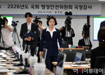 [포토] [2026 국감] 추미애 경기지사, 국정감사 출석