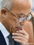 [포토] [2026 국감] 생각에 잠긴 조원철 법제처장