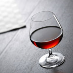 술 적당히 마시면 몸에 이로운 콜레스테롤 저하 늦춘다