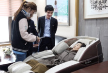 이세돌 9단, 어머니와 안마의자에서 브레인마사지 삼매경