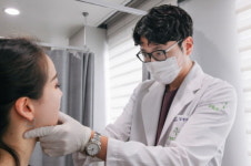 후천적 안면 비대칭, 한의원서 교정 치료시 자세교정까지 가능