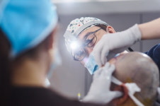 남자도 관리한다…탈모에 의한 헤어라인 변형, 모발이식으로 해결