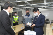 [메디포토] 김강립 식약처장, 영‧유아용 특수분유 제조 현장방문