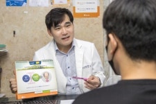 청소년 탈모 유발하는 머리 뽑는 발모벽 주의