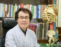 손상되기 쉬운 척추…추나요법 안전‧효과 높이려면?