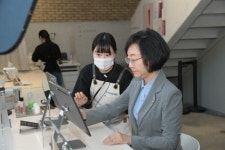 유경에이치앤디 | 오유경 식약처장, 맞춤형화장품 판매장 방문해 규제혁신 과제 정착 격려