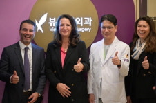 멘토 글로벌 회장, 뷰성형외과 방문
