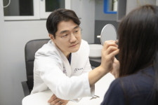 절개 없는 쌍꺼풀 수술 ‘순간유착’ 가능한 눈매와 주의사항은?