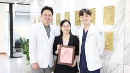휘림한방병원, 유방암 완치 환자 위한 핸드프린팅 축하패 전달 이벤트 진행