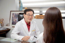 무더운 여름철 ‘여드름 흉터’ 효과적으로 관리하려면?