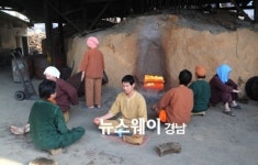 [NW포토]추운 겨울엔 전통 황토숯가마 찜질이 최고
