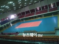 하동체육관 세계공인 배구전용 바닥재로 단장