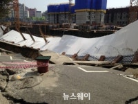 목포, 공사장 옆 아파트 도로 60m 폭삭