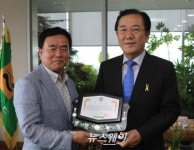 [NW포토]한국노총 전남본부, 박준영 지사에 ‘공로패’