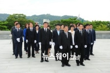 진주시의회 의원 첫 일정 충혼탑 참배